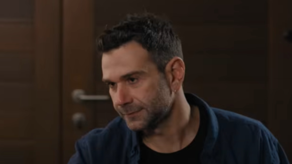 Η Γη της Ελιάς (14/4): «Έχει φωτογραφία εσένα με την αδερφή της γυναίκας σου στο κρεβάτι»