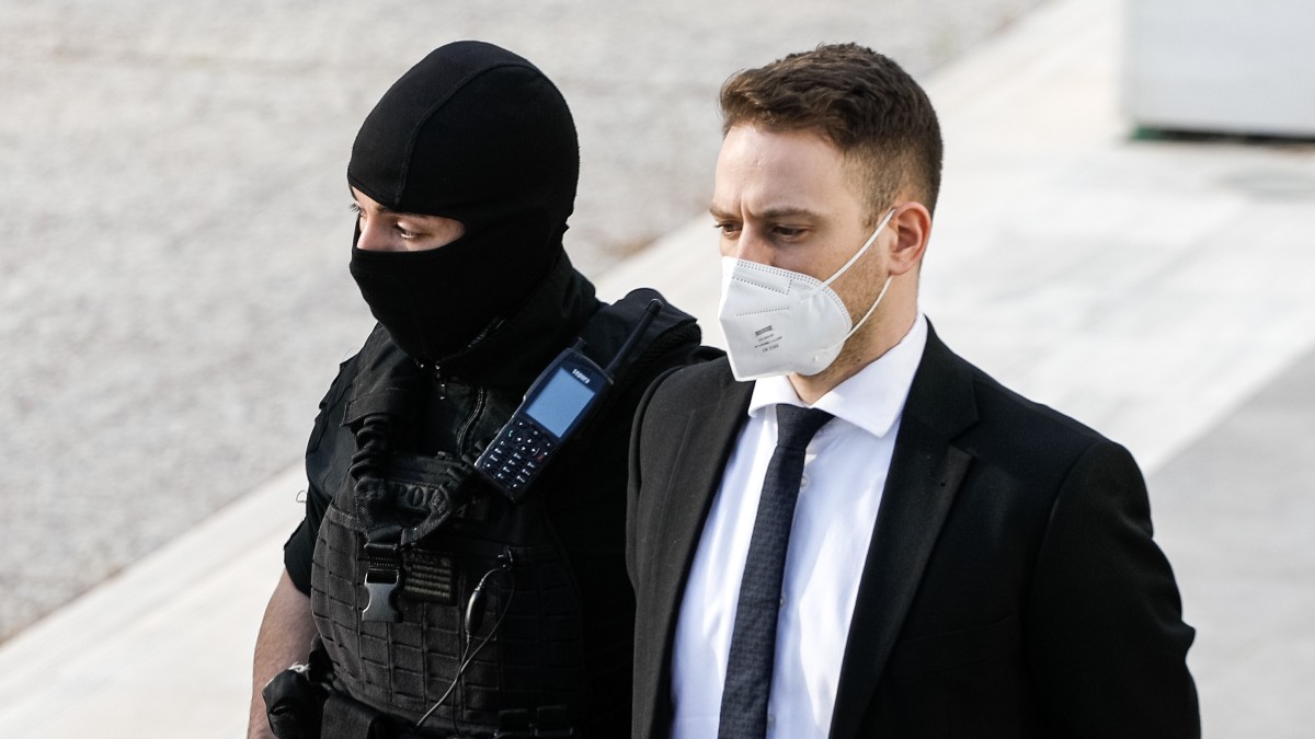 Γλυκά Νερά: Ο Μπάμπης συνεχίζει… απτόητος και σπουδάζει Νομική από απόσταση