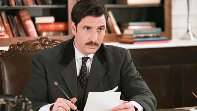 Grand Hotel (11/4): Ο κλοιός για τον Ρήγα στενεύει – «Γνωρίζεις την δραπέτη;»