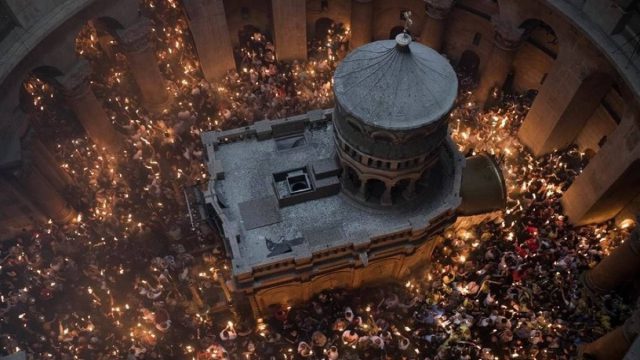 Πραγματοποιήθηκε η Τελετή Αφής στα Ιεροσόλυμα: Το Άγιο Φως άναψε ξανά ελπίδα από τον Πανάγιο Τάφο