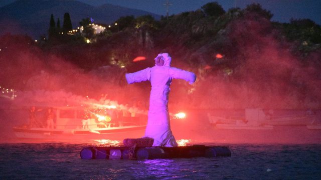 Το κάψιμο του Ιούδα: Τι συμβολίζει και πώς διατηρείται ζωντανό στο πέρασμα του χρόνου