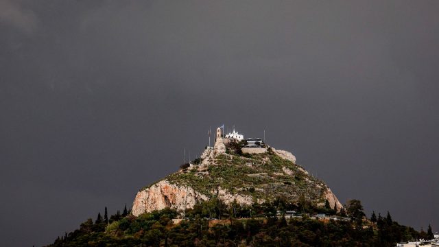 Καιρός σήμερα 26/4: Σαββατοκύριακο… καταιγισμού με επιρροή και στην Αττική – Η εκτίμηση Αρναούτογλου και Μαρουσάκη για το πότε σταματούν τα φαινόμενα