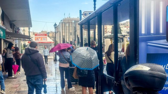 Καιρός σήμερα 27/4: Συνεχίζεται το βροχερό σκηνικό με πτώση της θερμοκρασίας – Η εκτίμηση Αρναούτογλου και Μαρουσάκη