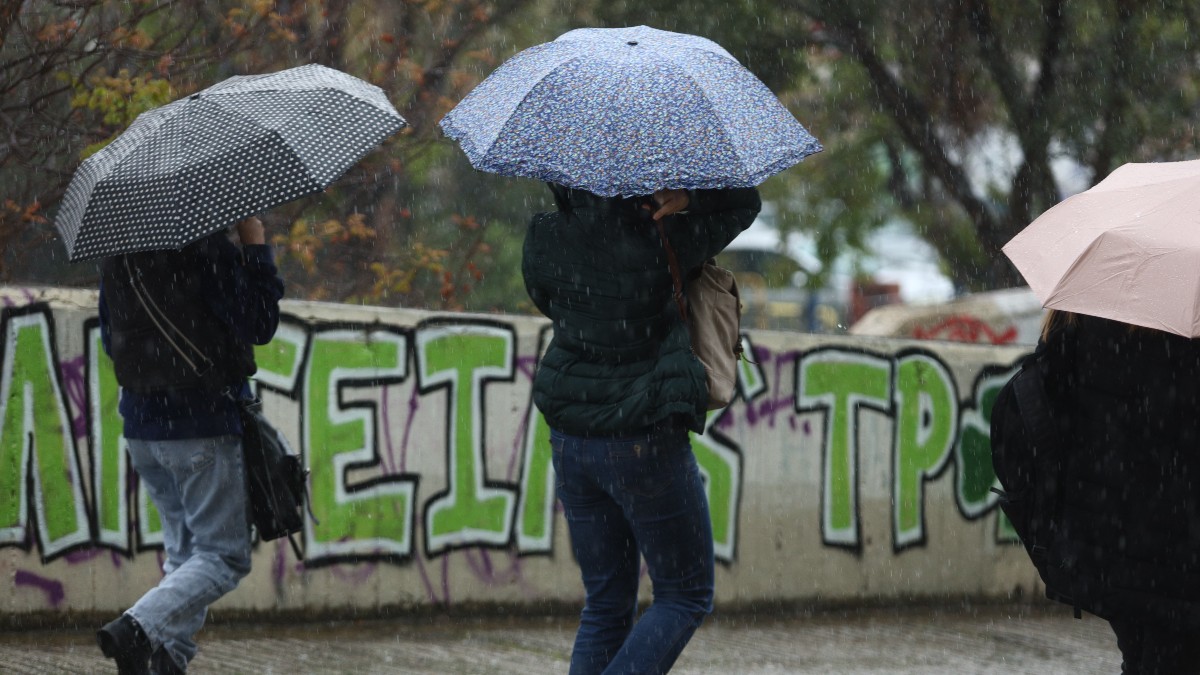 Καιρός σήμερα 4/4: Απριλιανό ψύχος… με χιόνια – Μέχρι πότε παραμένει η ψυχρή εισβολή σύμφωνα με Αρναούτογλου και Μαρουσάκη
