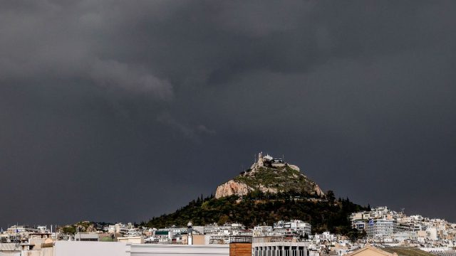 «Αγρίεψε» ο καιρός: Πού σημειώνεται κυκλοφοριακό χάος – Το φαινόμενο της «Ψυχρής Λίμνη»