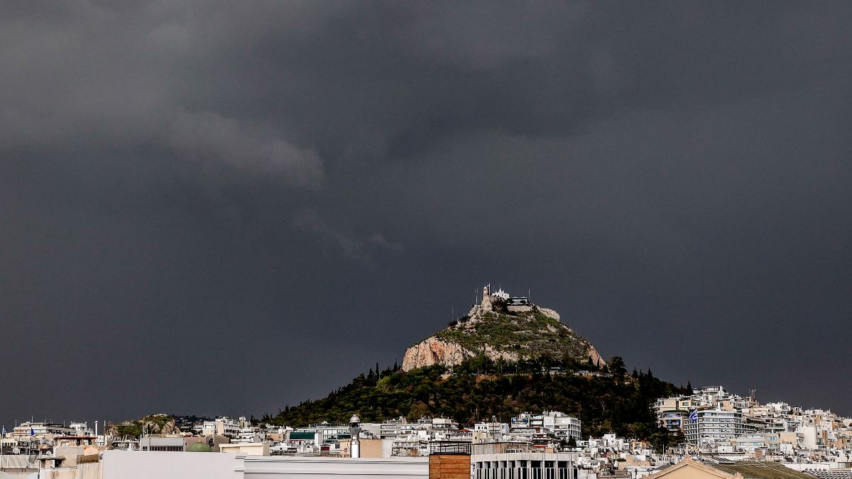 «Αγρίεψε» ο καιρός: Πού σημειώνεται κυκλοφοριακό χάος – Το φαινόμενο της «Ψυχρής Λίμνη»