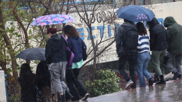 Καιρός: Η «ψυχρή εισβολή» συνεχίζεται αλλά θα δώσει τη θέση της στα 30άρια – Η εκτίμηση Αρνιακού και Μαρουσάκη