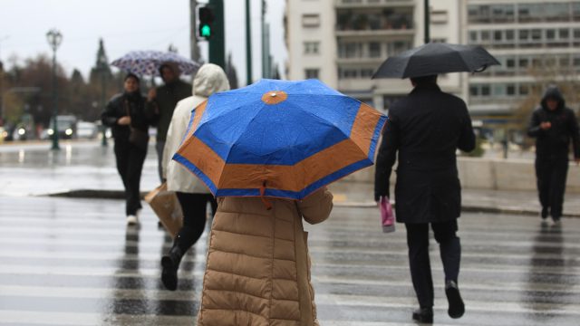 Καιρός σήμερα 28/4: Καταιγίδες και λυσσαλέοι άνεμοι έως 10 μποφόρ – Η πρόγνωση από Αρναούτογλου και Τσατραφύλλια