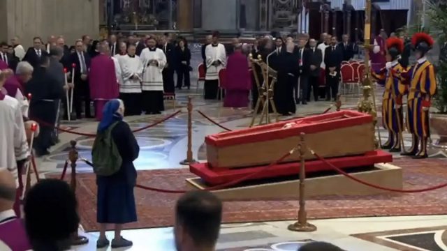 Στιγμή συγκίνησης: Καλόγρια σπάει το πρωτόκολλο και τιμά τον Πάπα Φραγκίσκο δίπλα στο φέρετρο