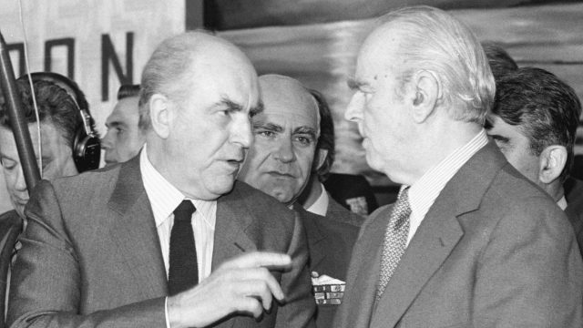 Ένταξη στην ΕΟΚ, νομιμοποίηση του ΚΚΕ, ΕΣΥ, αποστασιοποίηση από το ΝΑΤΟ: 6 κυβερνητικές αποφάσεις Καραμανλή – Παπανδρέου που δίχασαν