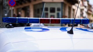 Σοκ στη Λευκάδα: Στην φυλακή 50χρονος που χτυπούσε τη σύζυγό του ενώ κρατούσε το 5 μηνών μωρό τους