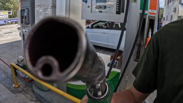 Ο Τραμπ… μείωσε την τιμή της βενζίνης: Πόσο πιο χαμηλά θα φτάσει μέχρι το Πάσχα