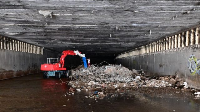 Η ανακαίνιση του Τζανείου… βλάπτει τον Κηφισό: Σειρά από σκουπίδια και μπάζα στον ποταμό από το νοσοκομείο
