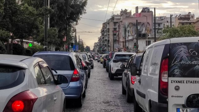 «Έμφραγμα» στους δρόμους: Ουρές οχημάτων στον Κηφισό από το έντονο μπουρίνι – Πού σημειώνονται καθυστερήσεις