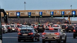 Κίνηση στους δρόμους (22/4): «Γολγοθάς» για χιλιάδες οδηγούς η επιστροφή από τις διακοπές του Πάσχα – Εικόνες από drone αποτυπώνουν το χάος