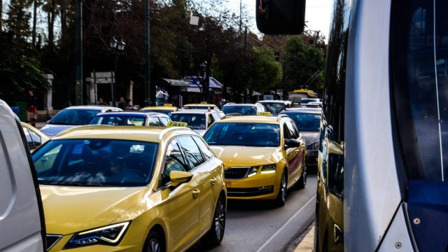 Κίνηση στους δρόμους (14/4): Καραμπόλα στον Κηφισό – Μποτιλιάρισμα στην Πατησίων, ακινητοποιήθηκε λεωφορείο και χύθηκαν λάδια