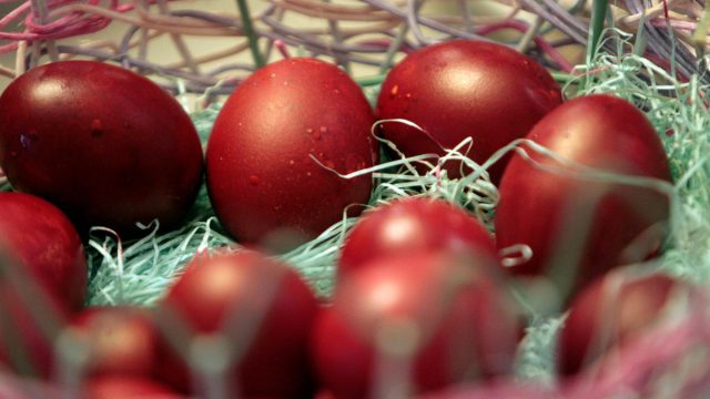 Κόκκινα αυγά: Συναγερμός για την υγεία – Πόσο αντέχουν μετά το Πάσχα;
