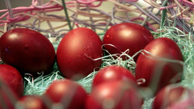 Κόκκινα πασχαλινά αυγά: Τα μυστικά της γιαγιάς για εξαιρετικό χρώμα χωρίς σπασίματα