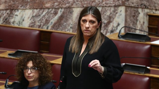 Χαμός στη Βουλή: Έγινε σχόλιο για τον πατέρα της Ζωής Κωνσταντοπούλου – «Τι είπατε;»