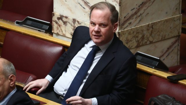 Η ικανοποίηση Καραμανλή, οι… φευγάτοι της ΝΔ και το μαρτύριο Μητσοτάκη στο ΠΑΣΟΚ για τον ΟΠΕΚΕΠΕ
