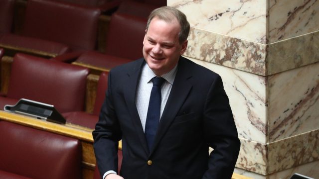 Τέμπη: Στη Βουλή η δικογραφία για Καραμανλή και Σπίρτζη – «Μοντέλο» Τριαντόπουλου «δείχνει» η κυβέρνηση