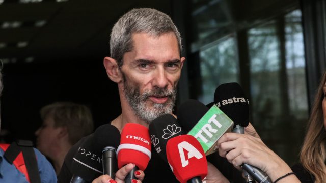 «Ασπίδα» συγγενών θυμάτων στον Λακαφώση: «Του φίλησα το χέρι γιατί έμαθα πως έφυγε το παιδάκι μου»
