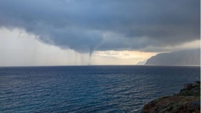 Κρήτη: Θεαματικός υδροστρόβιλος στον Μόχλο Λασιθίου – Εντυπωσιακές εικόνες