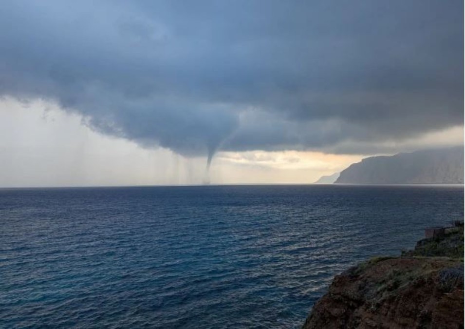 Κρήτη: Θεαματικός υδροστρόβιλος στον Μόχλο Λασιθίου – Εντυπωσιακές εικόνες