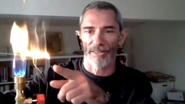 Πείραμα από τον Κώστα Λακαφώση: Τι αποκαλύπτουν τα έλαια σιλικόνης για τις φωτιές και τη θερμότητα