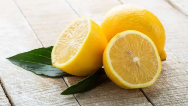Λεμόνι: Δεν είναι μόνο για το φαγητό! 7 έξυπνα κόλπα που κάνουν λαμπίκο το σπίτι