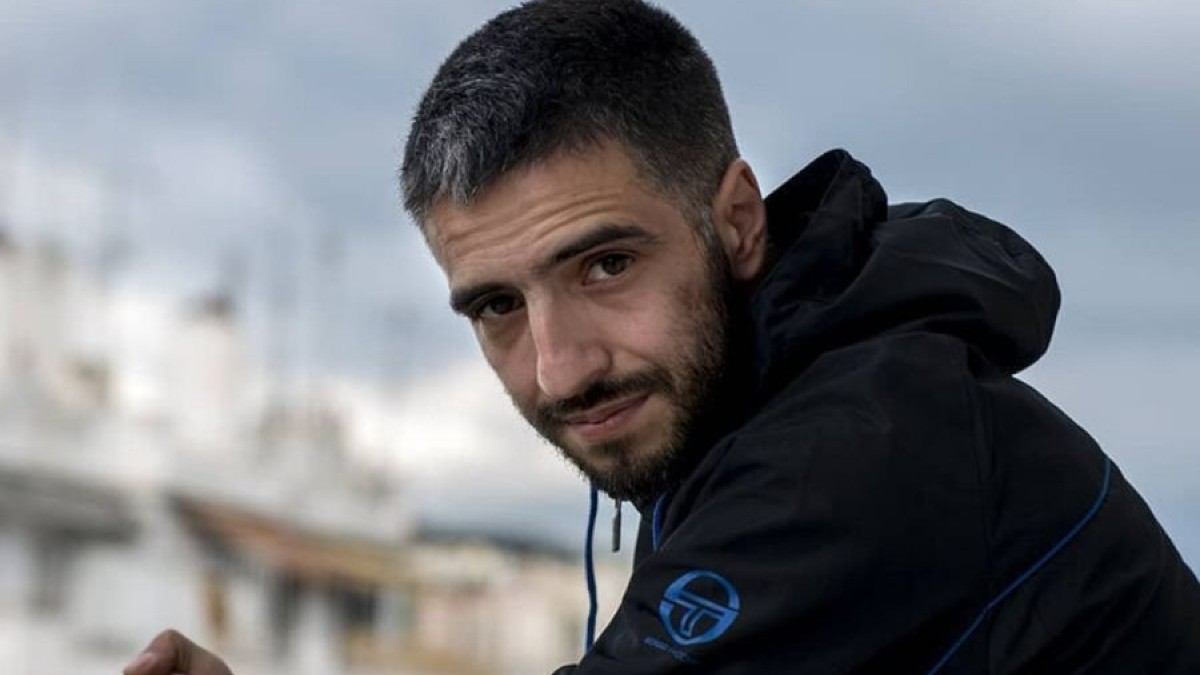 ΛΕΞ: Ο ποιητής των στίχων που αφουγκράζεται το σήμερα και τραγουδάει τις ιστορίες που θες να ακούσεις