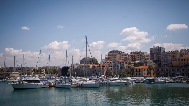 Θρήνος στο Ηράκλειο: Οδηγός έχασε τη ζωή του όταν το αυτοκίνητό του βυθίστηκε στο λιμάνι