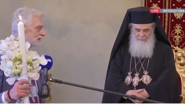 Το Άγιο Φως έφτασε στα χέρια της ελληνικής αποστολής – Συγκίνηση και ελπίδα από τα Ιεροσόλυμα