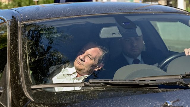 Στα δικαστήρια ο Απόστολος Λύτρας και η Σοφία Πολυζωγοπούλου: Με τις μεγάλες του κόρες μαζί ο ποινοκολόγος