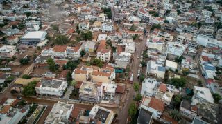 Φονικές πλημμύρες στη Μάνδρα: Στο εδώλιο ξανά τρεις κατηγορούμενοι – Δεκτή η αναίρεση από τον Άρειο Πάγο