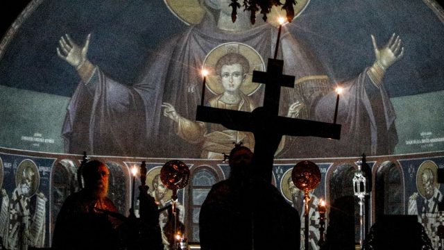 Μεγάλη Πέμπτη: «Σήμερον κρεμάται επί ξύλου» – Η κορύφωση του Θείου Δράματος, οι συμβολισμοί και τα κόκκινα αβγά