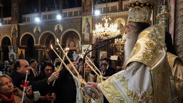 Μεγάλο Σάββατο: Η Ανάσταση του Χριστού – Ο λόγος που γιορτάζεται μεσάνυχτα, οι συμβολισμοί και τα έθιμα σε όλη την Ελλάδα