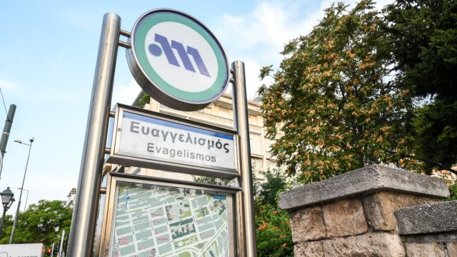Συναγερμός στον Ευαγγελισμό: Άνθρωπος έπεσε στις ράγες του Μετρό