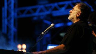 Θάνος Μικρούτσικος: Ένας αδιάκοπος δημιουργός που έγινε διαχρονικό καλλιτεχνικό σύμβολο της Ελλάδας