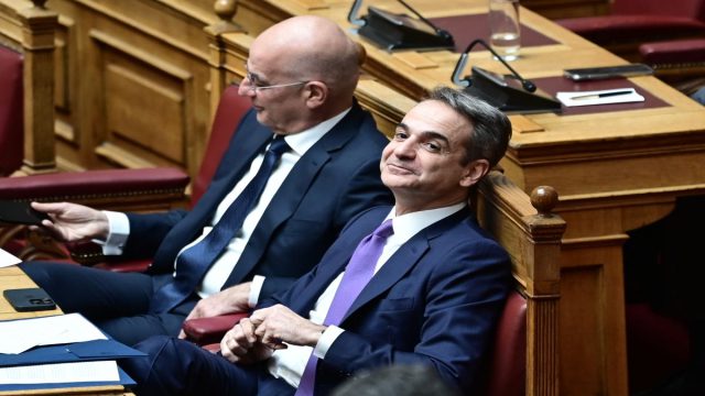 Ανεμίζουν ξανά τα «γαλάζια» χαμόγελα – Πρωτιά της ΝΔ στις δημοσκοπήσεις, με φόντο την ακρίβεια και τις πολιτικές ισορροπίες