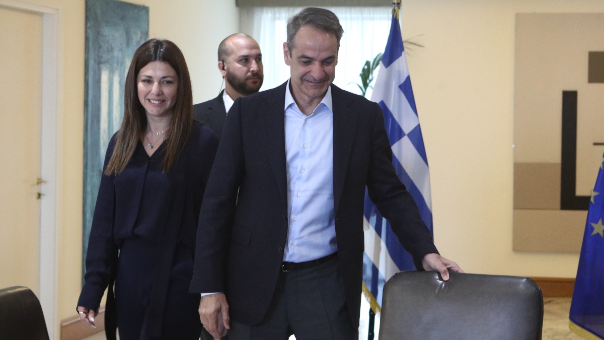 Στο υπουργείο Παιδείας ο Κυριάκος Μητσοτάκης – Τον υποδέχθηκε η «νέα» Σοφία Ζαχαράκη