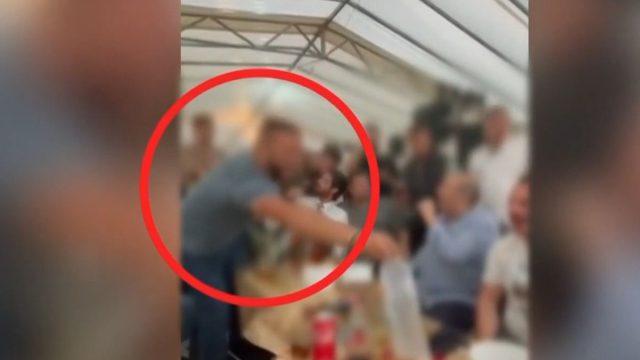 Άρης Μουγκοπέτρος: Αυτός είναι ο κολλητός φίλος που του έδωσε την κροτίδα – Ο πανικός του μετά τον τραυματισμό του μουσικού