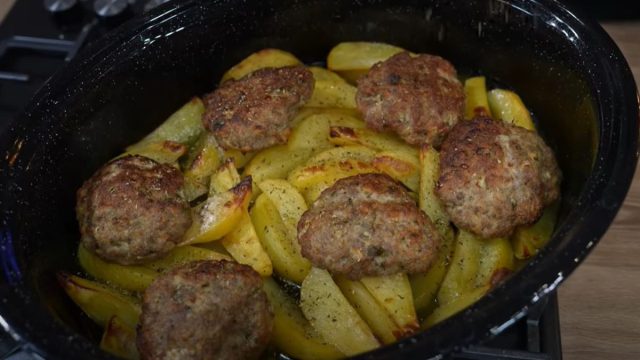Αφράτα μπιφτέκια με πατάτες στο φούρνο