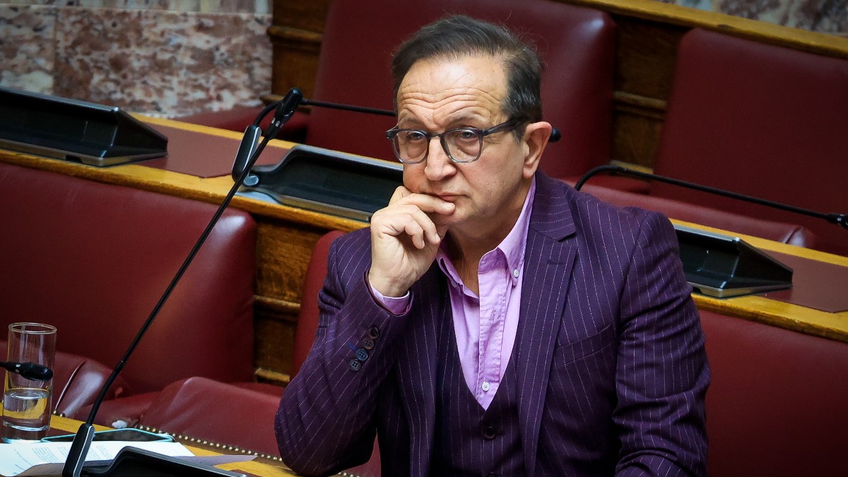 Στα «σχοινιά» ο Σπύρος Μπιμπίλας: «Πιστεύετε ότι θα βγαίνετε και θα μιλάτε για τον Φιλιππίδη;»