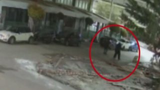 Βίντεο-ντοκουμέντο από το Μπουρνάζι: Συνελήφθησαν άνδρες που έβγαλαν όπλο και σημάδευαν αστυνομικούς