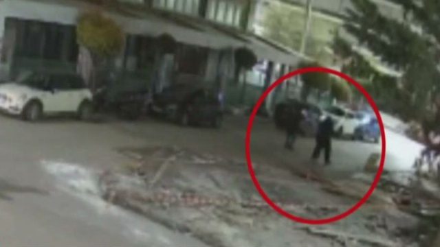 Βίντεο-ντοκουμέντο από το Μπουρνάζι: Συνελήφθησαν άνδρες που έβγαλαν όπλο και σημάδευαν αστυνομικούς