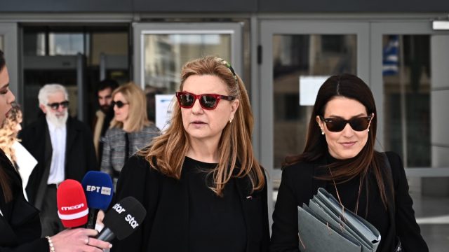Πέτρος Φιλιππίδης: «Ξέσπασε» στην κατάθεσή της η Ελπίδα Νίνου – Έπεσε στην αγκαλιά του γιου τους