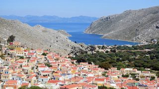 Συναγερμός στον τουριστικό κλάδο: 120 ξενοδοχεία και καταλύματα στα νησιά πωλούνται μέσα σε έναν μήνα