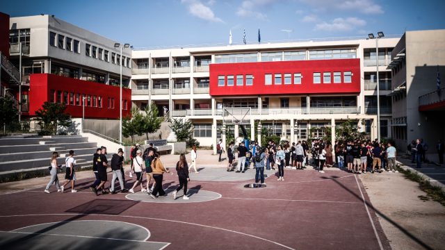 «Ακμάζει» η παραπαιδεία: Τετραπλασιάστηκαν οι δαπάνες για τα φροντιστήρια!