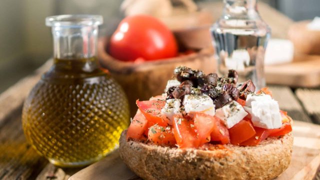 Taste Atlas: Ελληνικές οι δύο καλύτερες σαλάτες του κόσμου – Στην κορυφή ντάκος και χωριάτικη